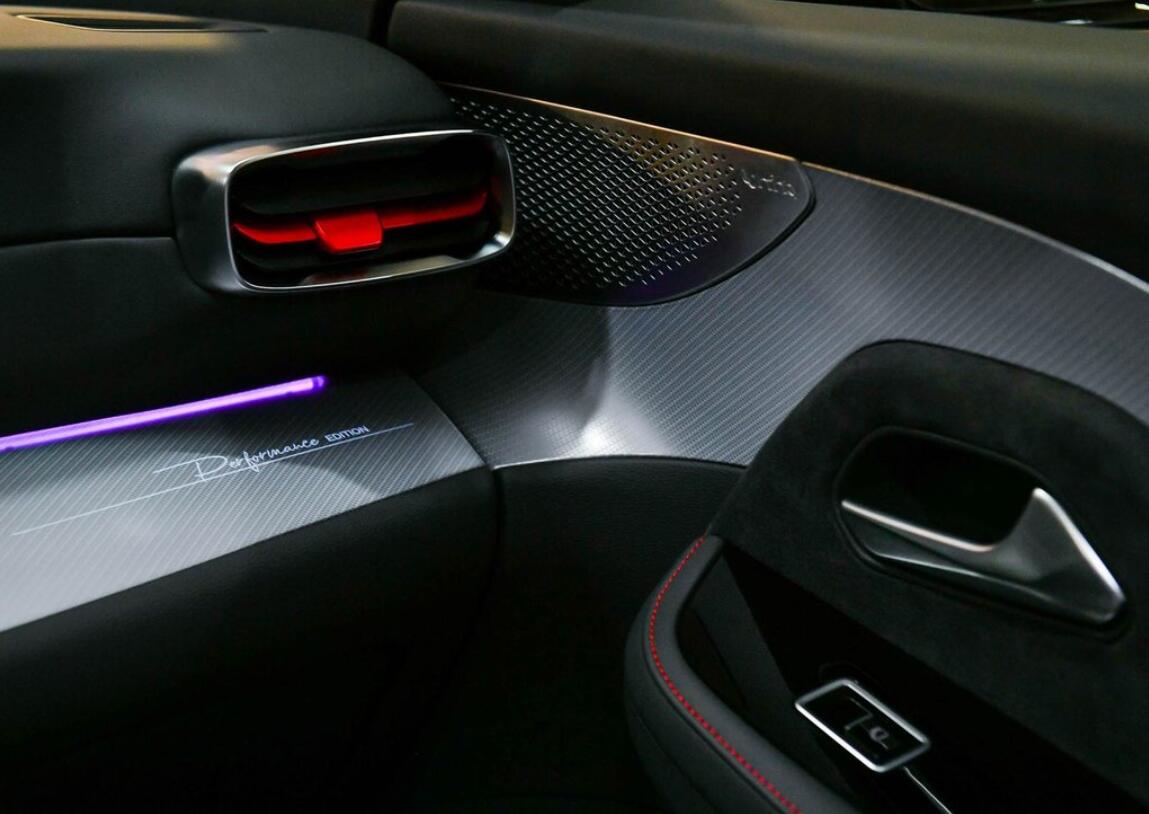 自动驾驶系统是亮点，极狐阿尔法S HI版上市售39.79万元起